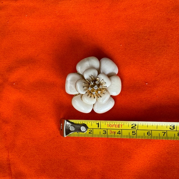 White Floral Brooch - Picture 4 of 5